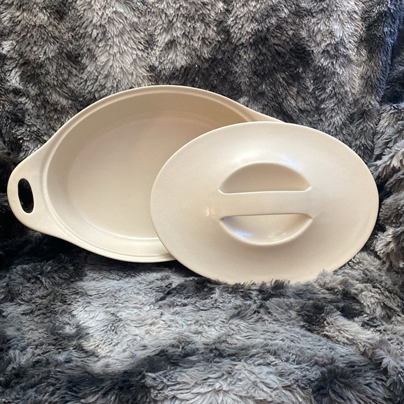 CORNING WARE CREATIONS 2 QT. BEIGE STONEWARE CASSEROLE
DISH W/ COVER - Picture 15 of 16